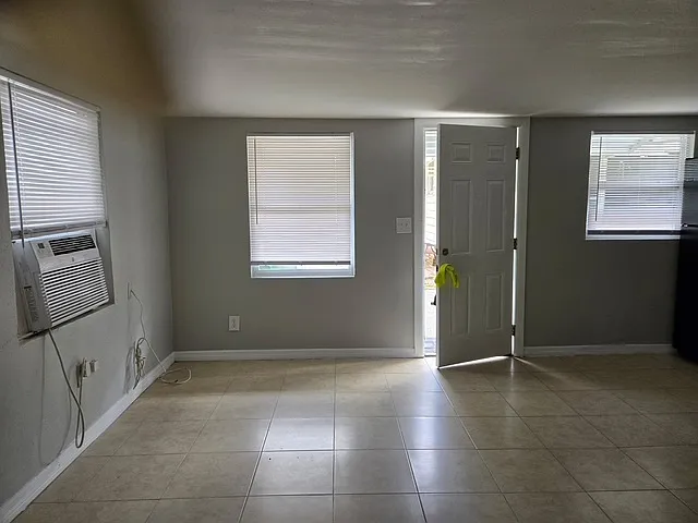 514 Avenue C NE #1 — Photo 2