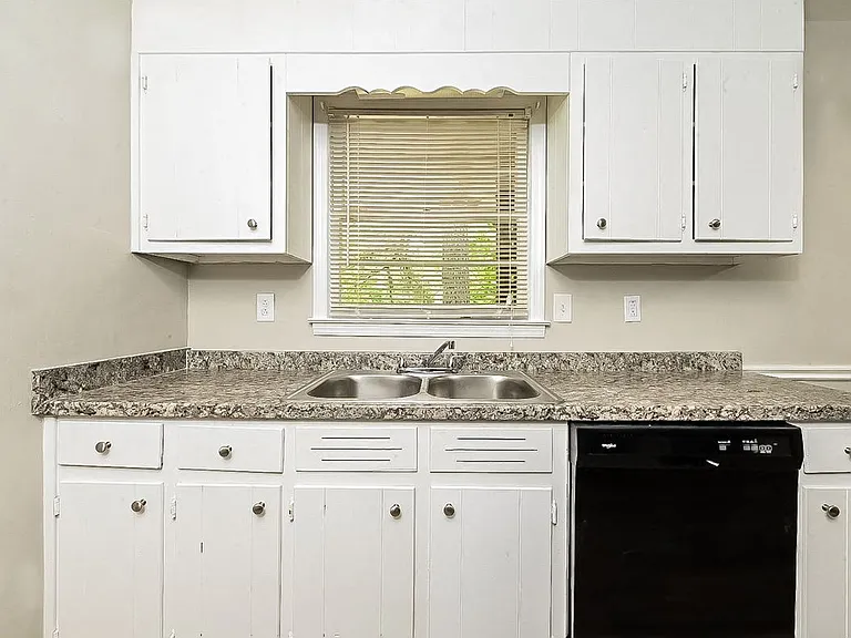 7015 Knollwood Dr — Photo 5