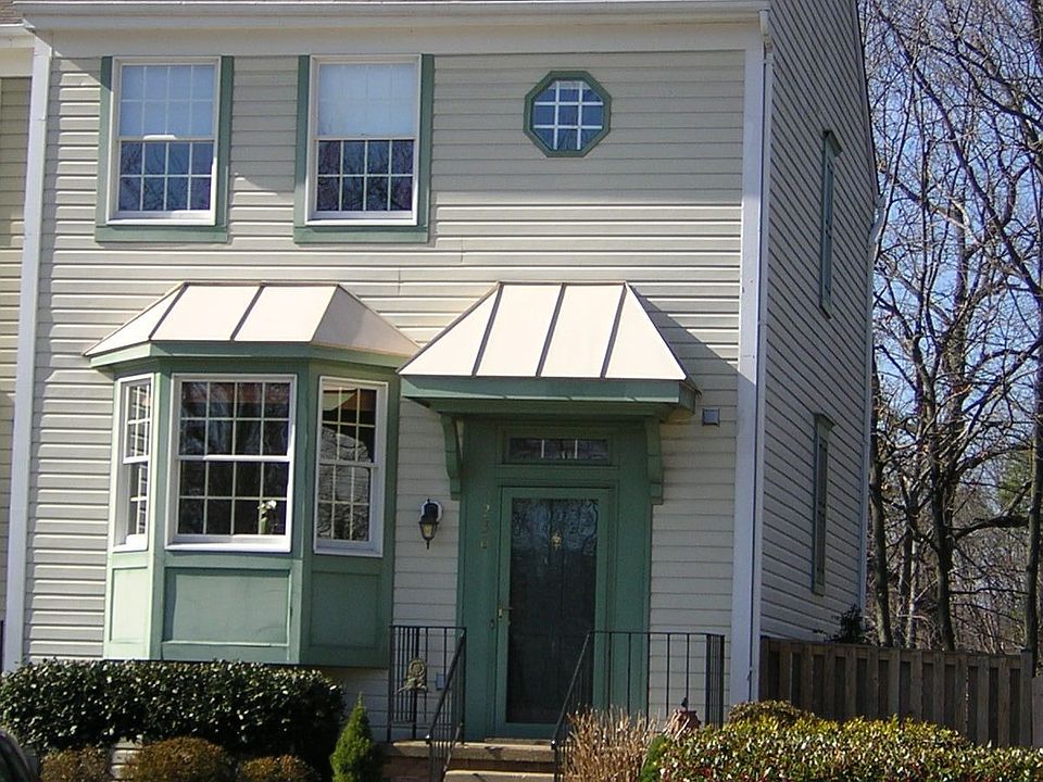 WATERFRONT! Immaculate 3BR/3.5BA end unit TH