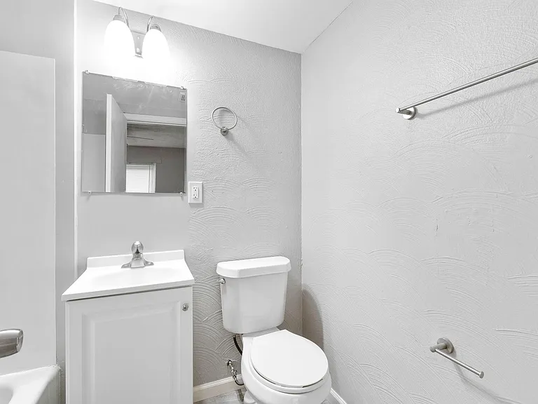 2255 W Broad St #204 — Photo 8