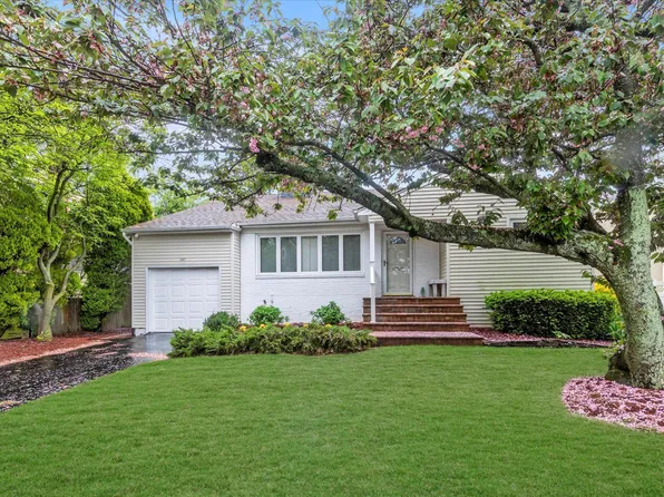 1067 Ida Place, Bellmore, NY 11710