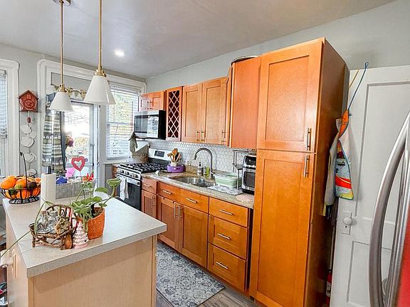 5th image of 475 Robbins St
