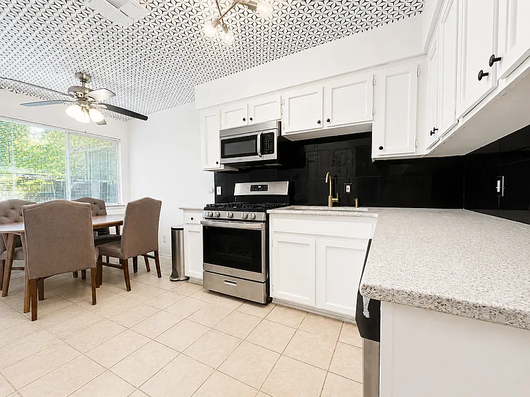 Brompton Cir — Photo 4