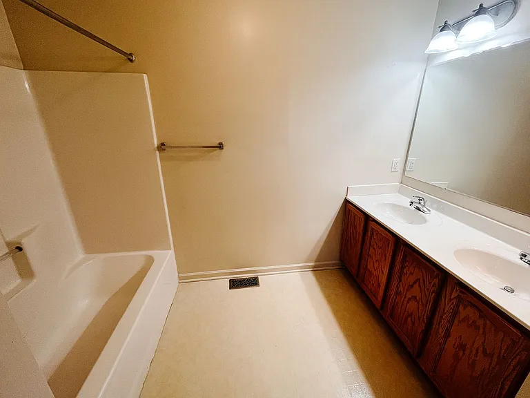 511 Owens St — Photo 11