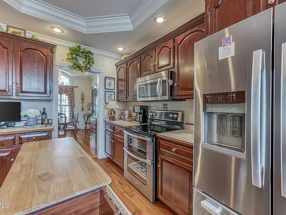3rd image of 106 Wedgewood Cir