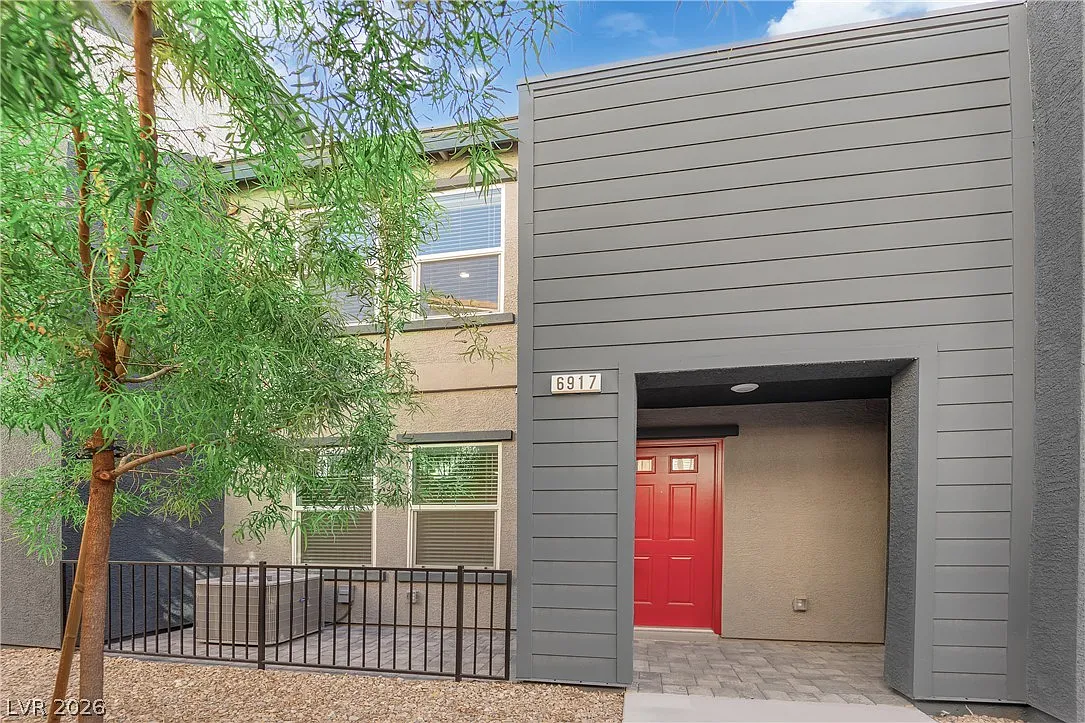 3 bed, 2.5 bath, 1321 sqft, $2,200 — Photo 3