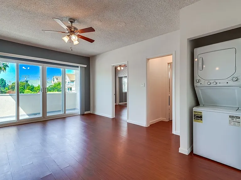 537 W Hyde Park Blvd — Photo 4