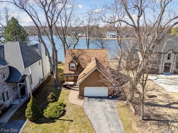 3238 Edgewood Park Dr, Commerce Township, MI 48382