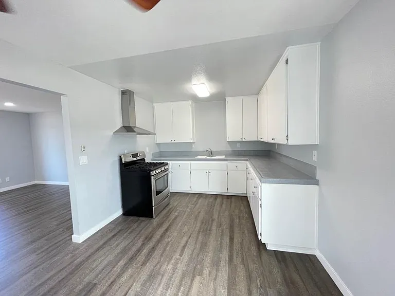1302 Arlington Pl — Photo 4