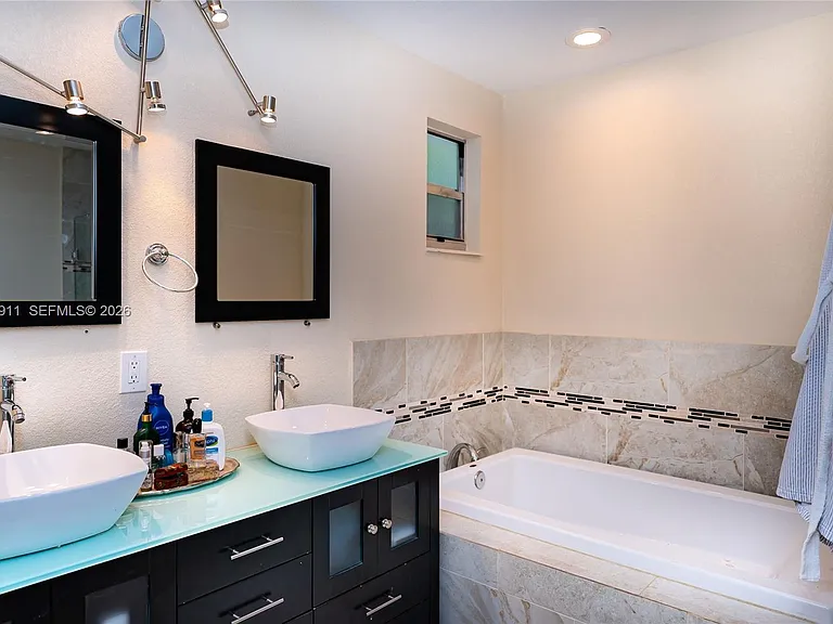 1529 Bayview Dr — Photo 10