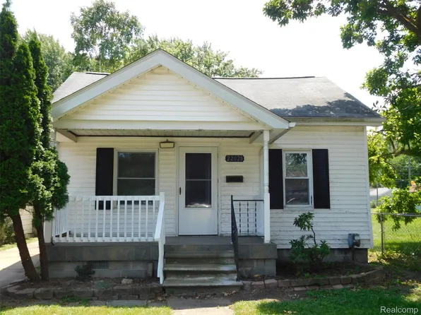 22028 Elizabeth St, Saint Clair Shores, MI 48080