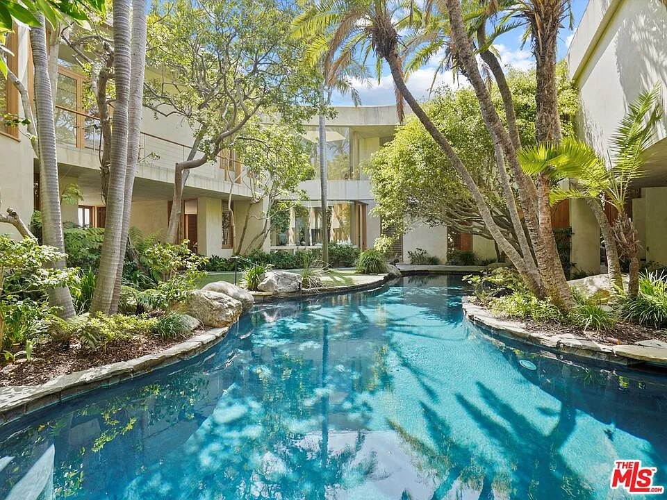 6 bed, 8.5 bath, 7691 sqft, $80,000 — Photo 3