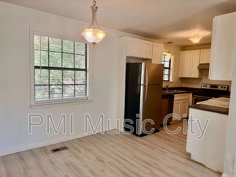 3 bed, 1.0 bath, 908 sqft, $1,450 — Photo 4