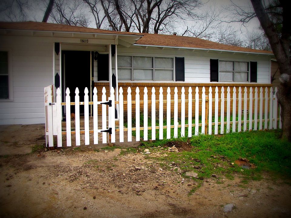 Front of home. Fence is new.