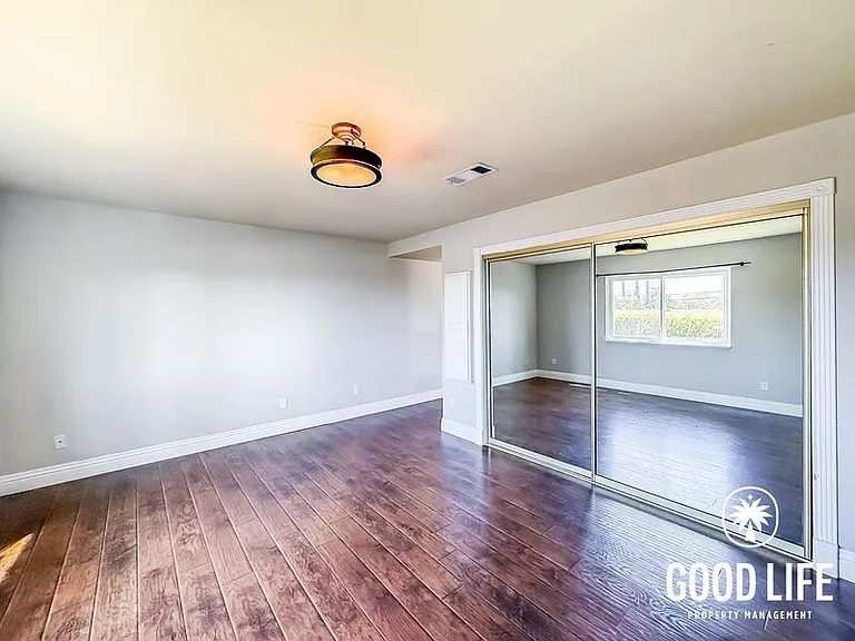 1031 Emelita St — Photo 11