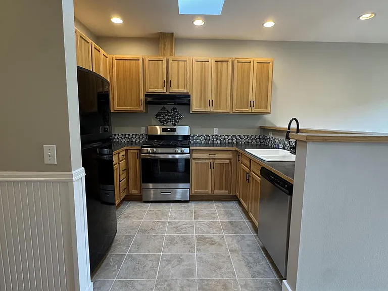 285 Browne St — Photo 17
