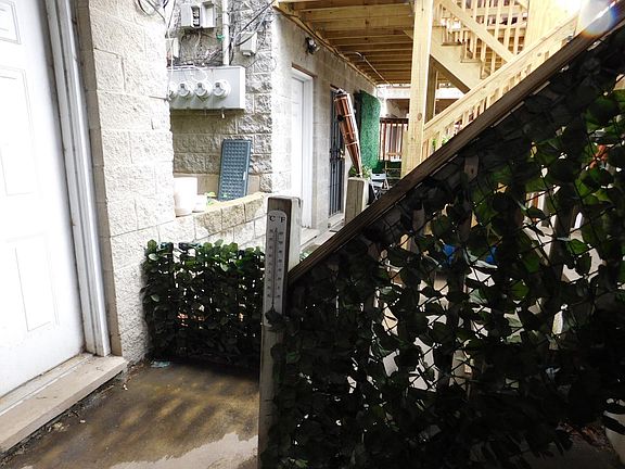 4th image of 1-1549 W Walton Pl #1