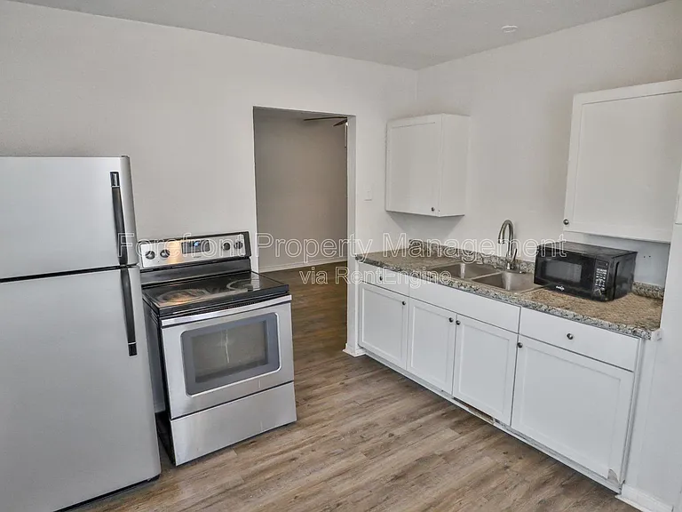 2426 Cincinnati Ave — Photo 3