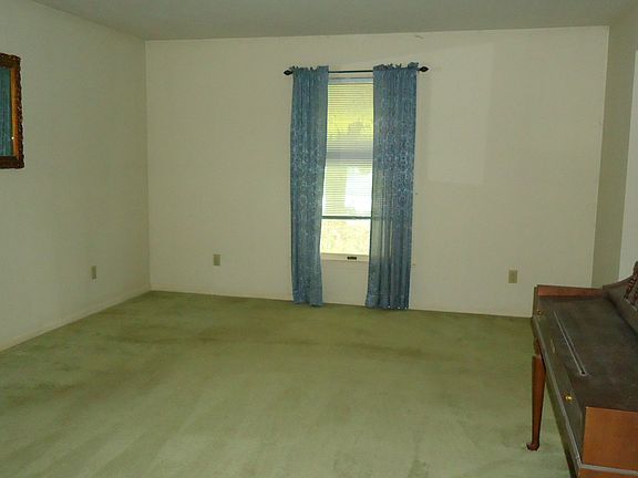 5th image of 35 Paula Ct