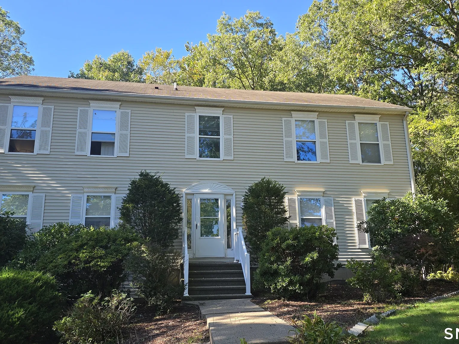 3 bed, 2.5 bath, 2700 sqft, $3,900 — Photo 2
