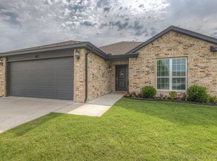 413 S 48th Ct, Broken Arrow, OK 74014