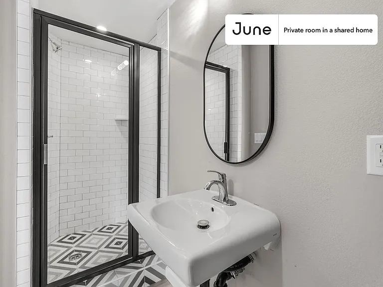 327 N Chicago #B — Photo 10