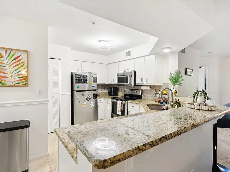 300 Scotia Dr #304 — Photo 3
