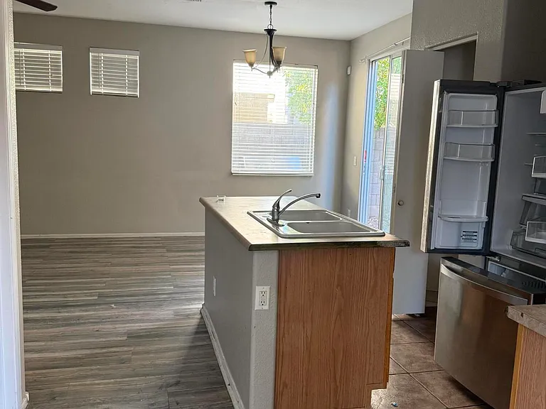 1410 E Mobile Ln — Photo 7