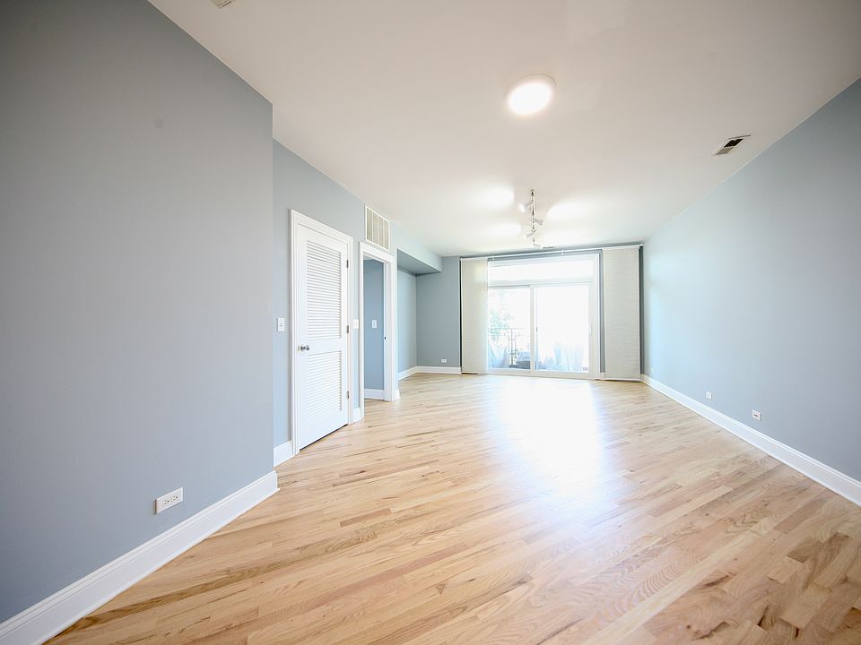 Open concept living room / dining area