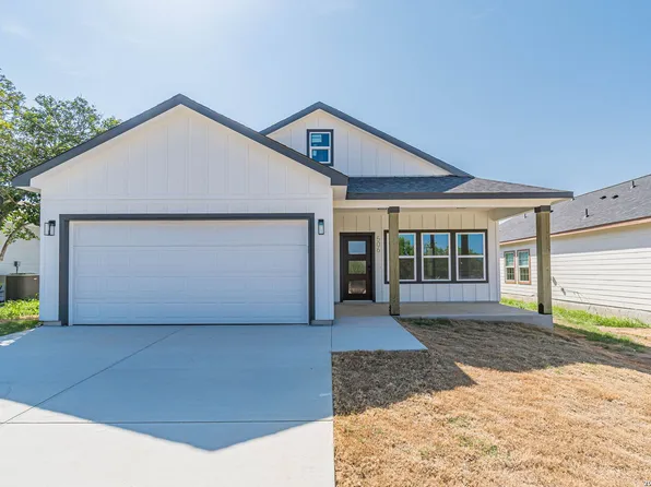 506 Hickory St, Jourdanton, TX 78026