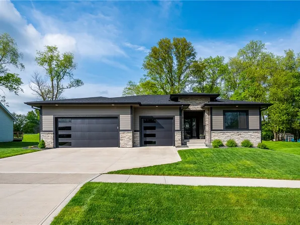 5760 Sunburst Dr, Pleasant Hill, IA 50327