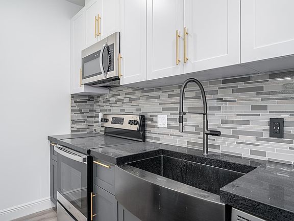 4th image of 211 Baldwin Ave #407