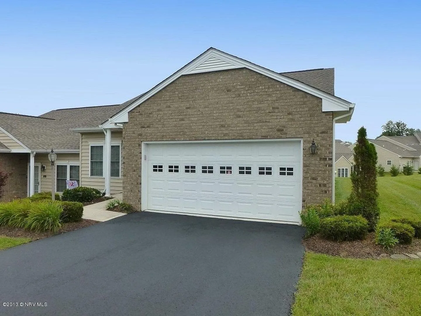 2 Bedroom 2 Bath Townhouse — Photo 3