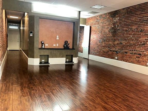 3rd image of 923 7th St #2
