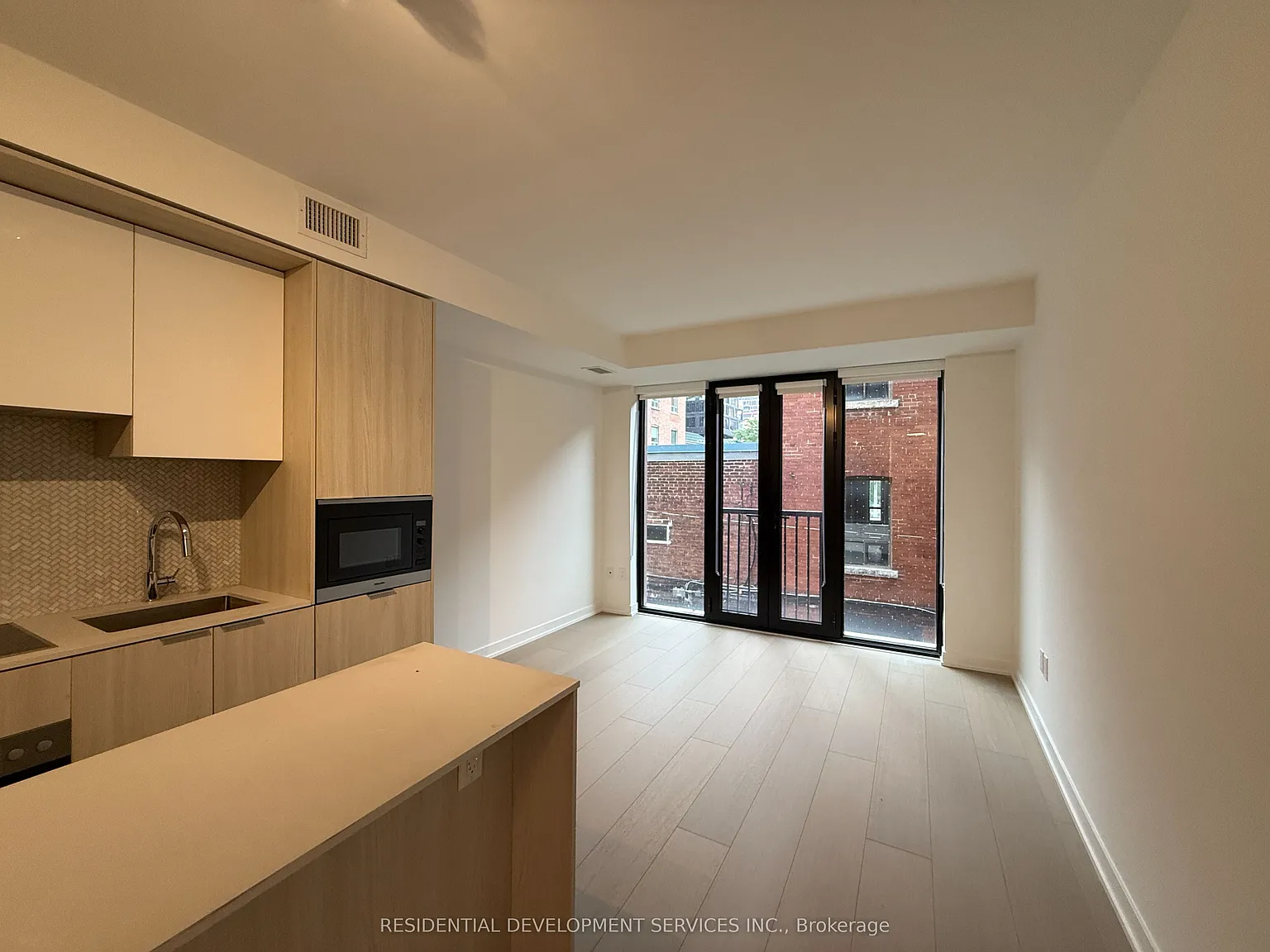 123 Portland Condos — Photo 3