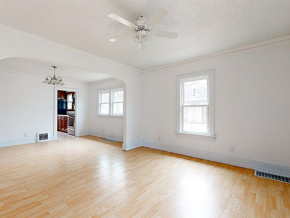 5th image of 1221 E Maywood Ave