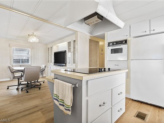 5th image of 3326 Rainbow Ln