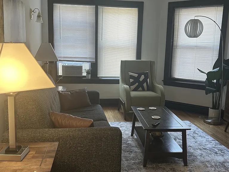1913 W Larchmont Ave #2A — Photo 1