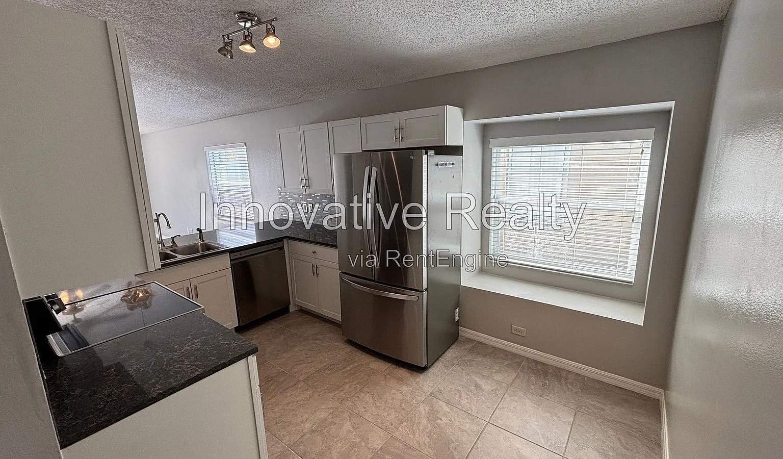 3 bed, 2.0 bath, 1161 sqft, $2,095 — Photo 2