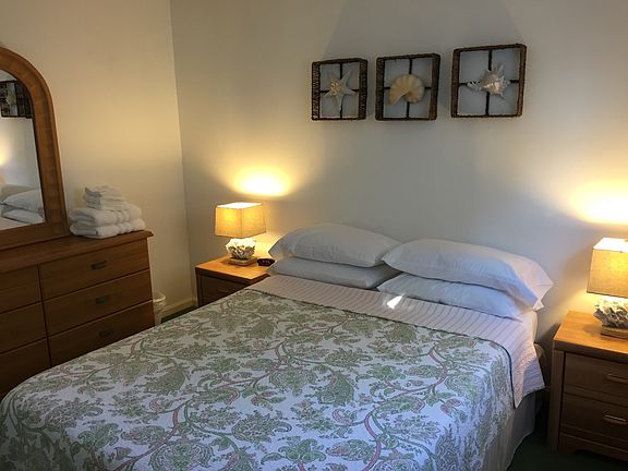 Bedroom 2 (Queen Bed)