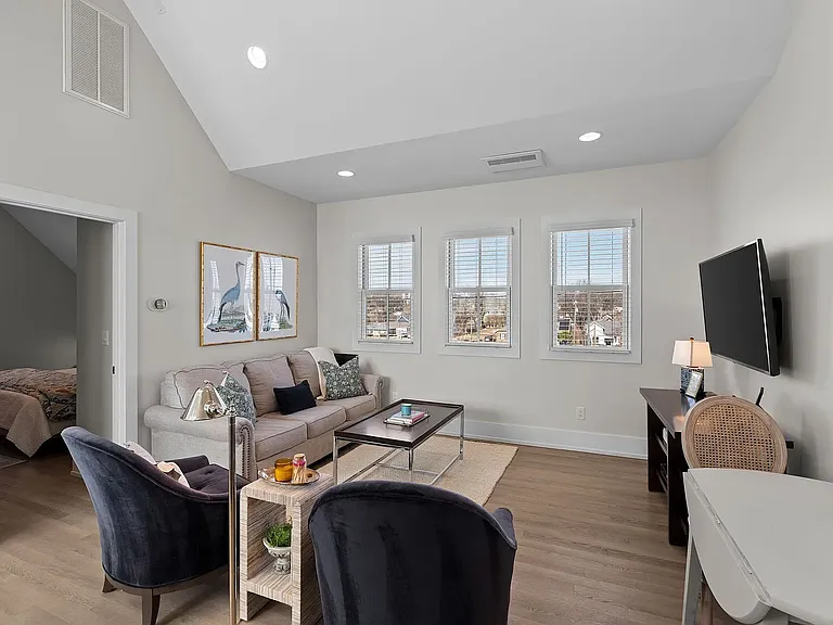 920 Lawrence Ave #B — Photo 8