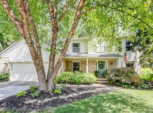 106 Chestnut Rdg, Walled Lake, MI 48390