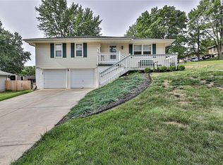 221 SW 19th St, Oak Grove, MO 64075