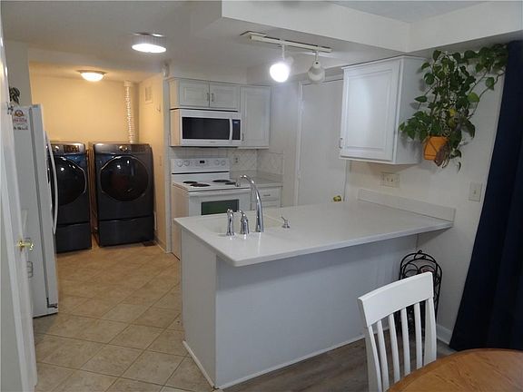 3rd image of 122 Greenway Blvd
