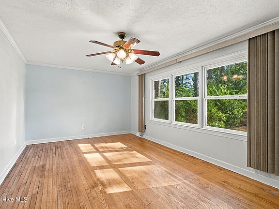 4th image of 235 Oak Street