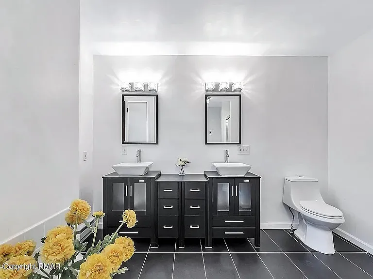 1076 Lancaster Dr — Photo 11
