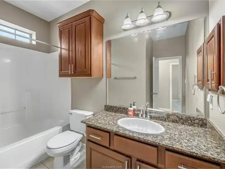 318 Forest Dr — Photo 3