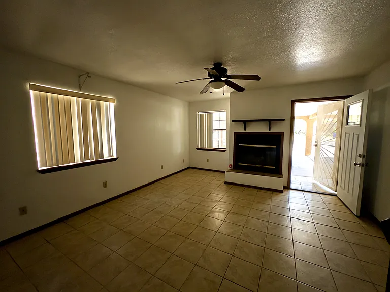 1633 Ebony Ave #1 — Photo 2
