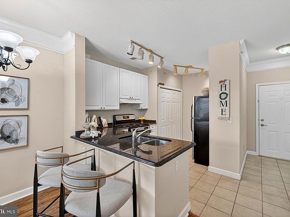 4th image of 501 Hungerford Dr APT 430