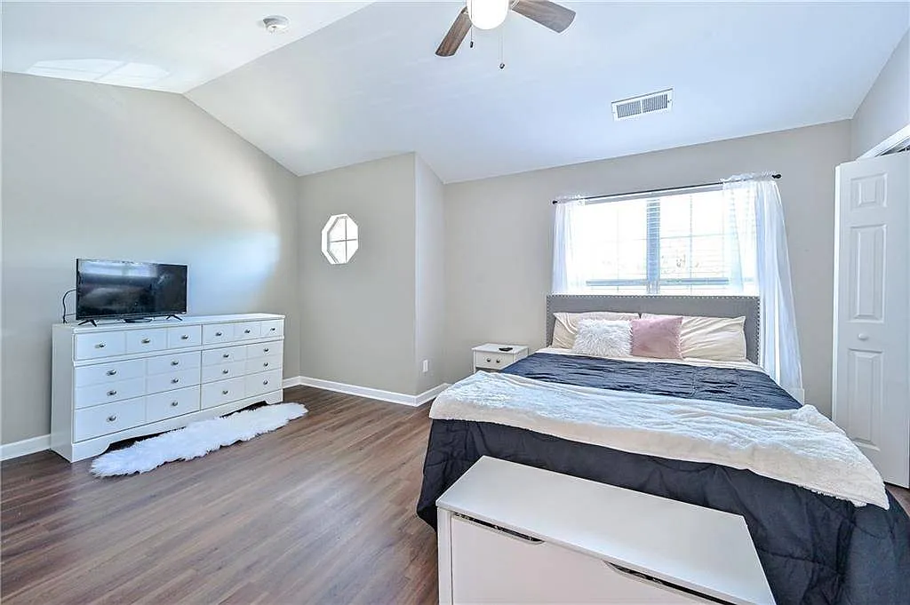 2525 Walden Lake Dr, 2525 — Photo 4